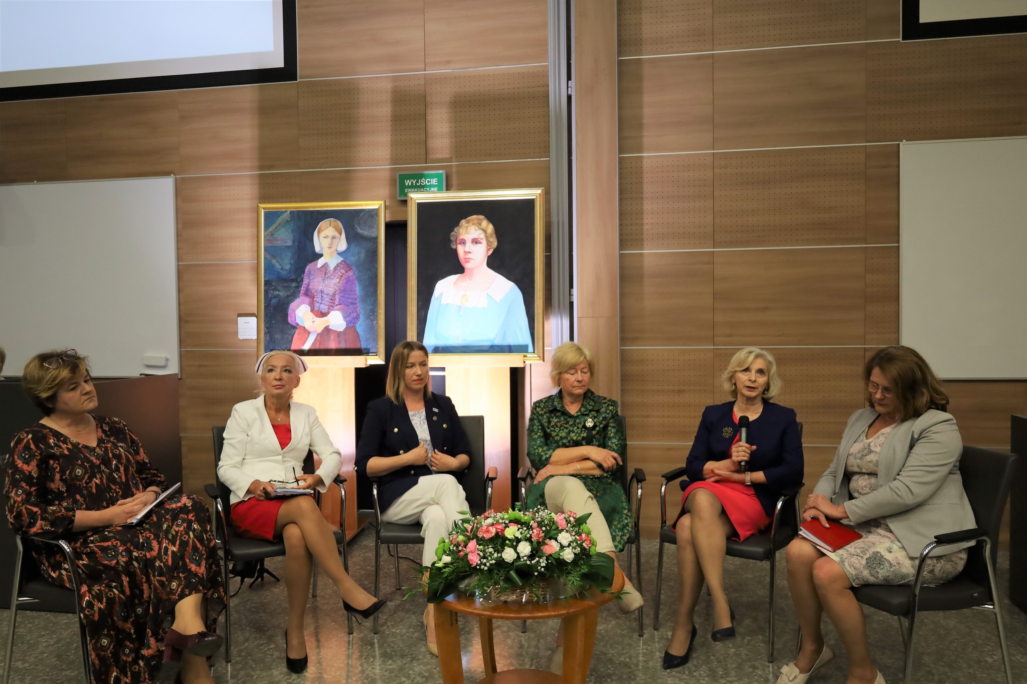 Obchody Dnia Pielęgniarek i Położnych. Osoby na krzesełkach