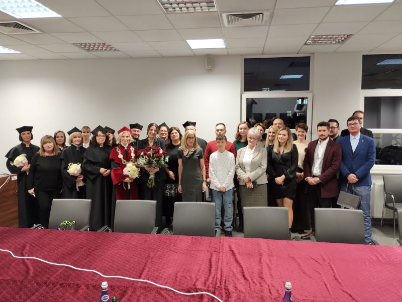 grupa osób, mgr Kamila Fortunka, Prorektor Dorota Kozieł, prof. W. Adamus-Białek, dr B. Szczepankowska-Wołwiec, dr G. Król, prof. E. Suliga