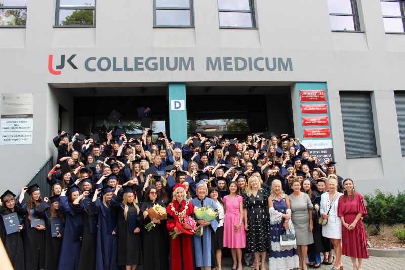 studenci w oficjalnych strojach w raz z Władzami Collegium Medicum przed wejściem do budynku