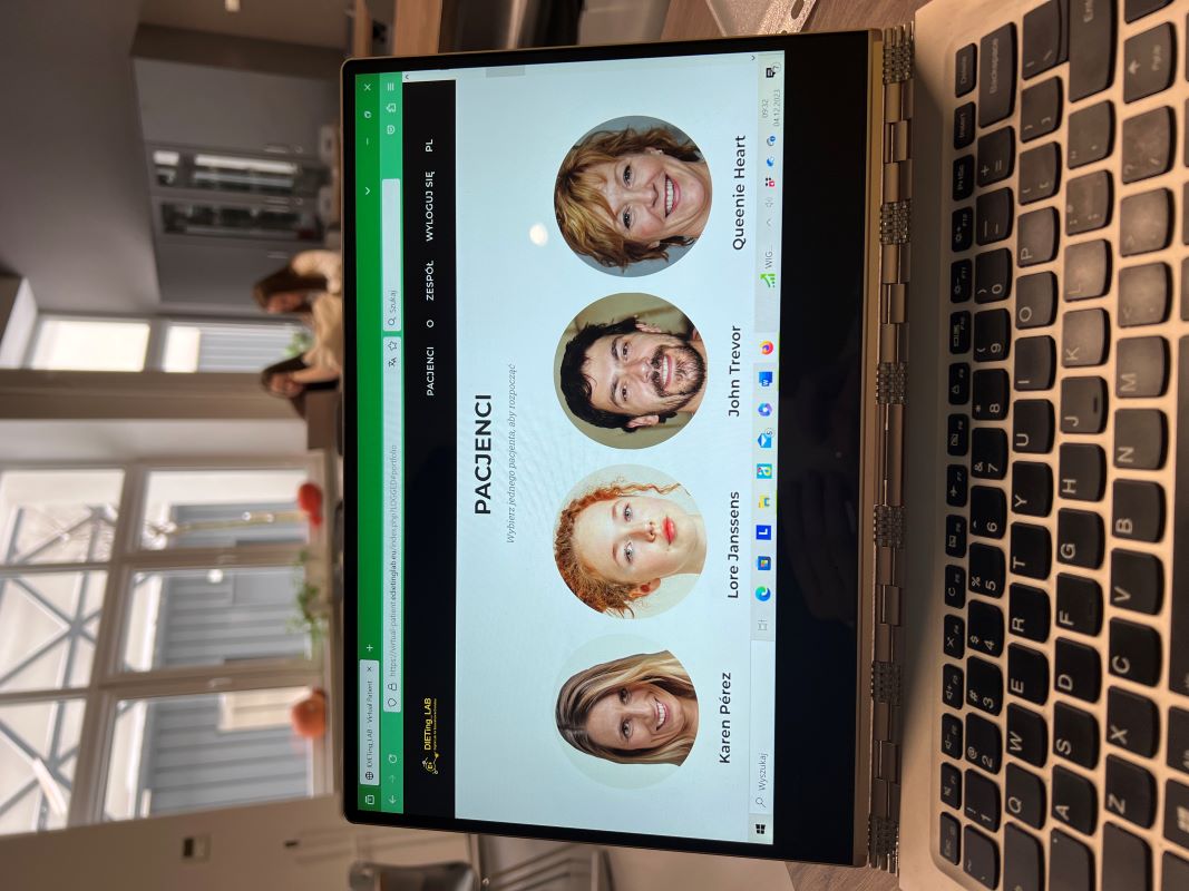 na ekranie laptopa są 4 osoby, pacjenci