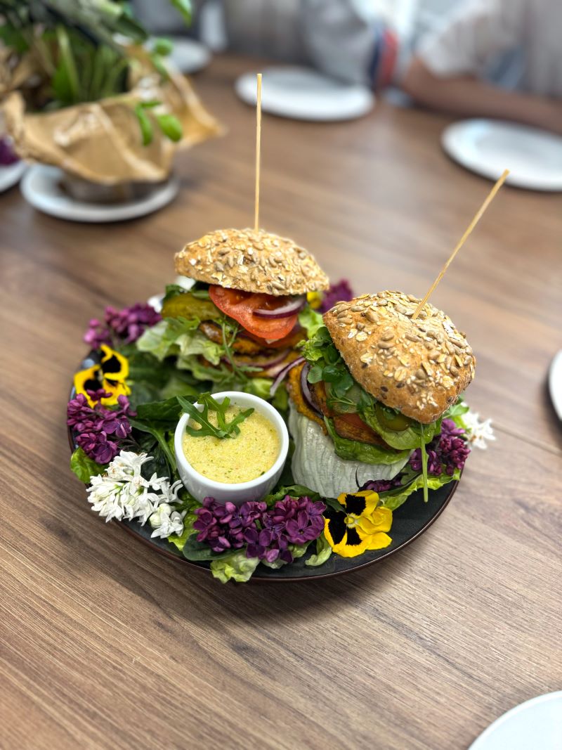 2 hamburgery na talerzu z surówkami