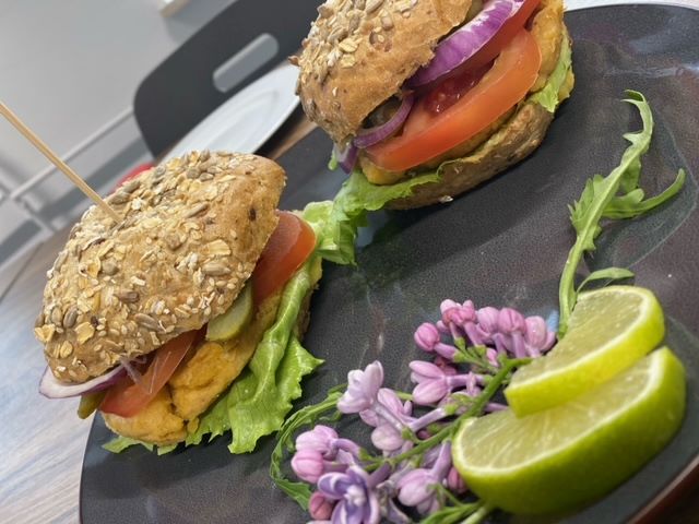 2 hamburgery i dekoracja