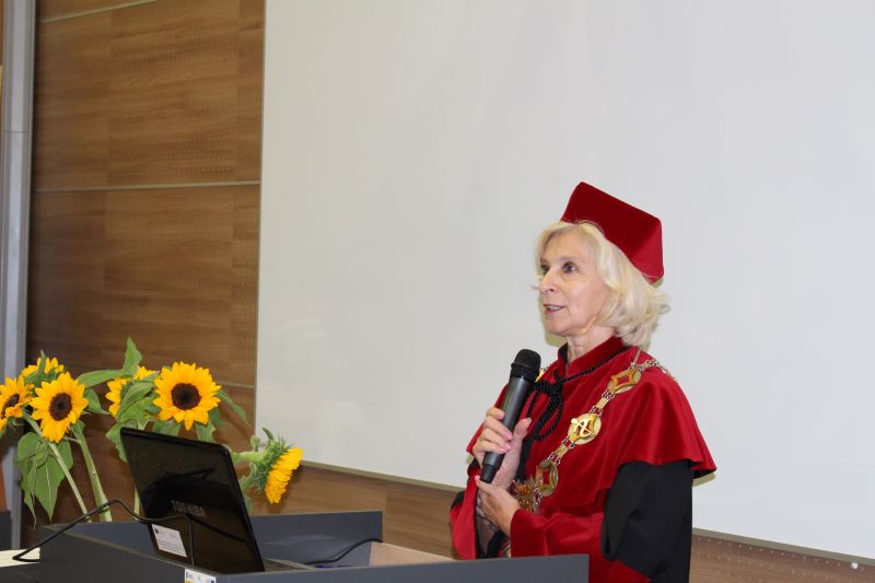 Prorektor prof. Dorota Kozieł przemawia