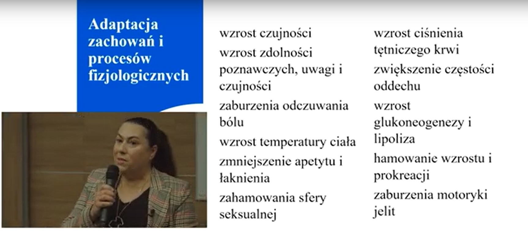 prof Klejbor podczas wykładu. Widać Panią profesor wraz z mikrofonem