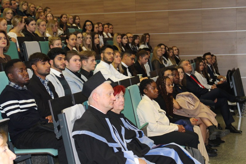 Władze wydziału i studenci siedzą na auli