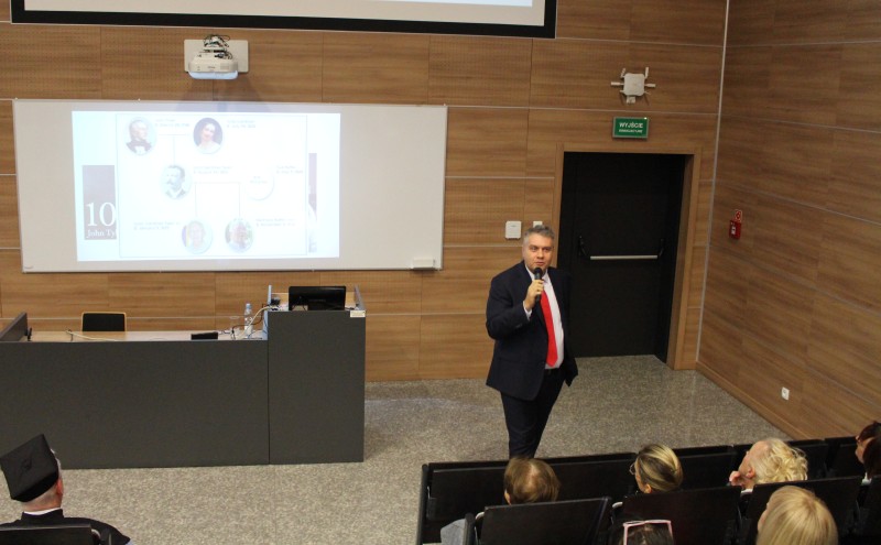 prof. Z. Siudaj przemawawia na auli wykładowej